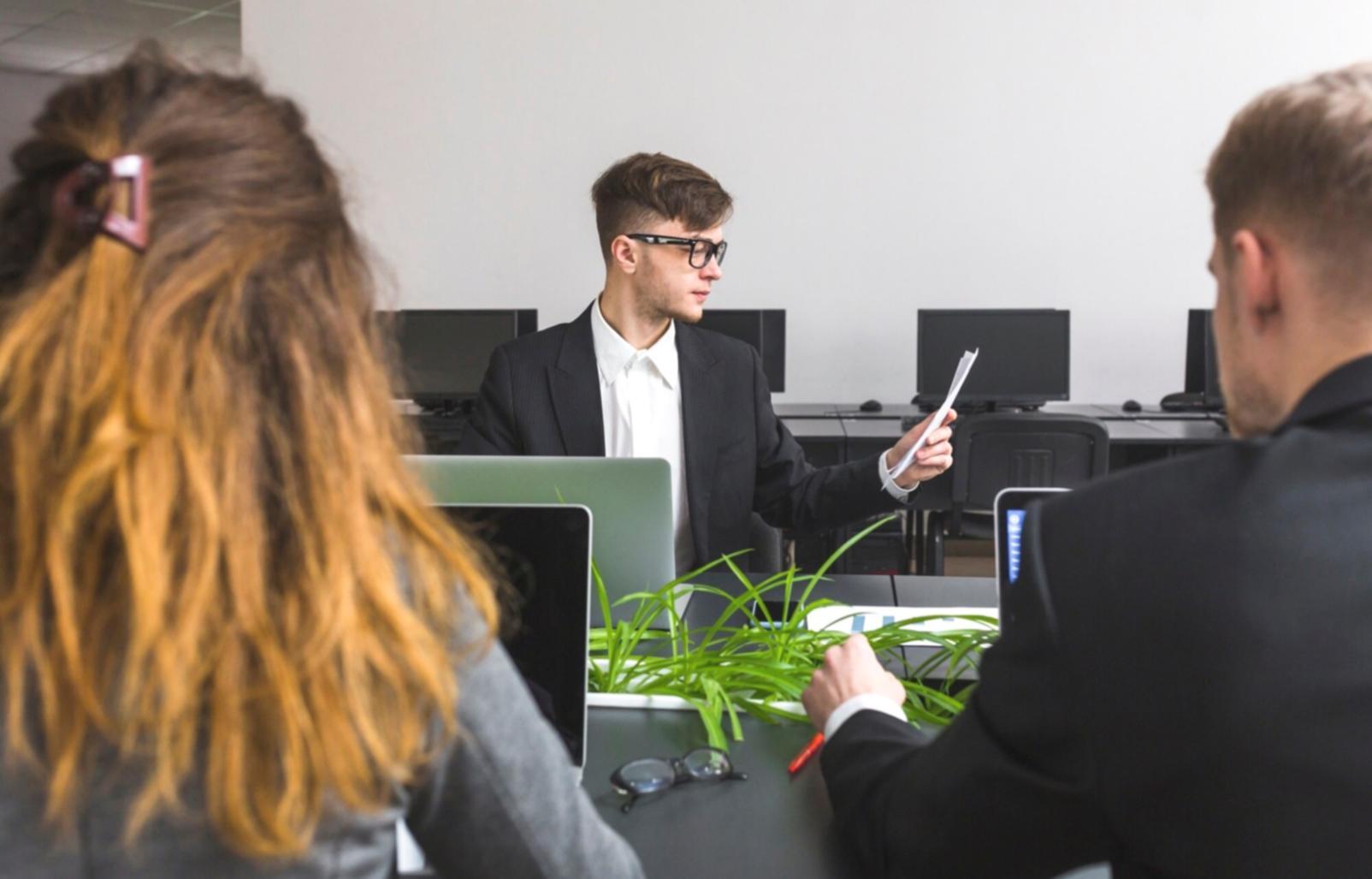 Formateur présentant des concepts d'analyse financière avancée