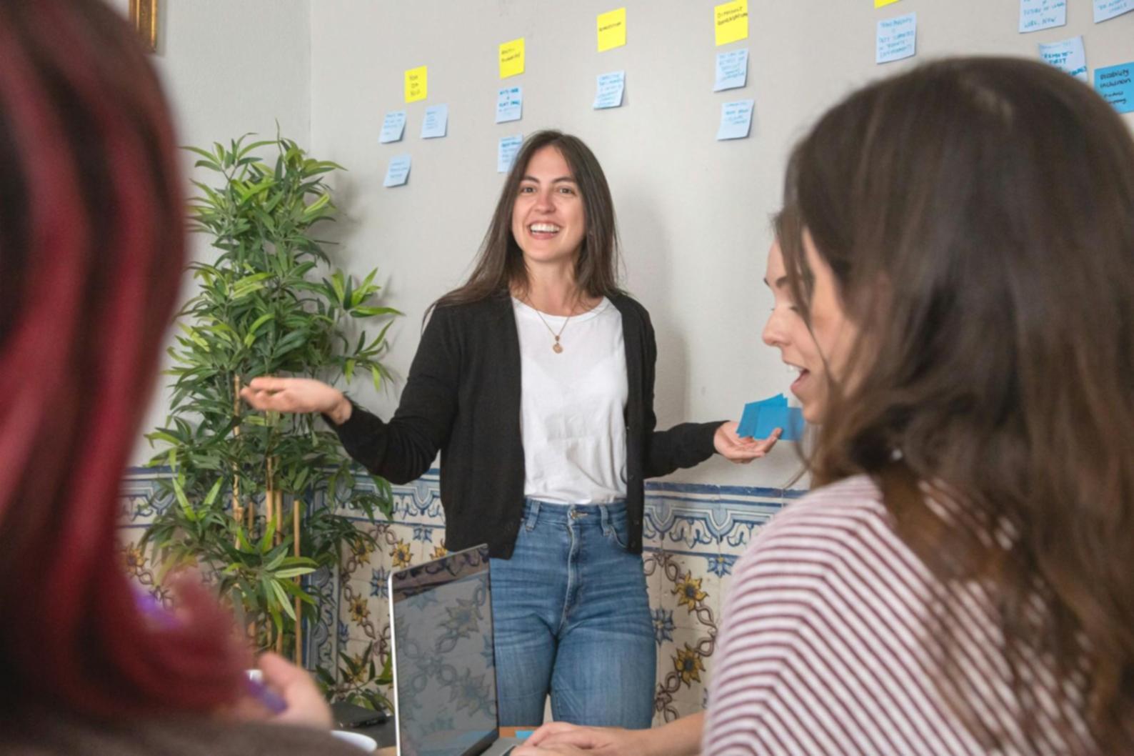 Équipe de travail collaborant sur un projet d'analyse financière